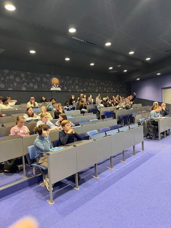 Leerlingen in een collegezaal tijdens een congres